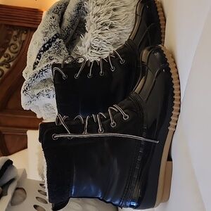 Women's Black Winter Duck Boots Size 7 Black Strap On Back Is Broke  Not Needed